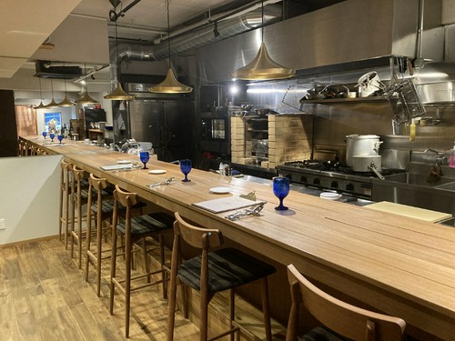 カウンター9名席、他テーブル6名席有り