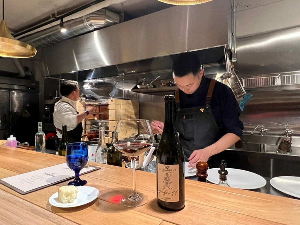 営業中のカウンターからの眺め