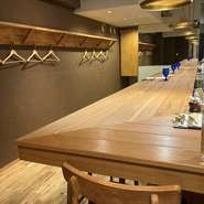 ゆったりと座れるカウンター席