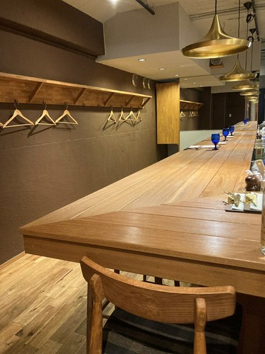 ゆったりと座れるカウンター席