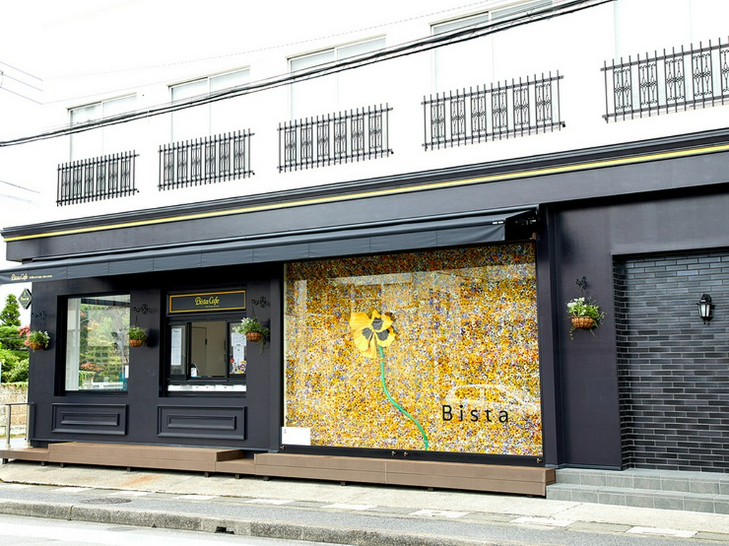 SNS映え抜群！フラワーウォールが目印のオシャレなカフェ