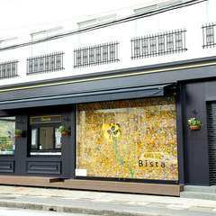 SNS映え抜群！フラワーウォールが目印のオシャレなカフェ