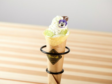 地元産エディブルフラワーが華やか！『季節のクレープ』