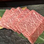 尾花沢牛の三角という部位を使いサシのバランスが良く脂の甘み肉の旨みが凝縮された1品です。