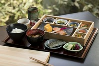 焼き魚・玉子焼き・惣菜3種・小鉢3種・海苔・納豆・白飯・香の物・味噌汁・水物・日本茶