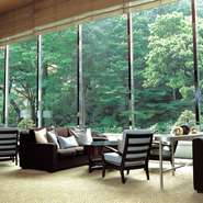 ラウンジの席からは、細部にまで手入れの行き届いた日本庭園を目の前に見ることができます。あまりのその迫力に見る者が圧倒されるほど。春・夏・秋・冬、訪れたくなります。