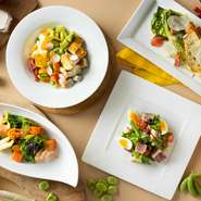 女性人気の代表格に上げられる『アフタヌーンティー』以外にも、女性の心をくすぐる料理が豊富。例えば、色とりどりの野菜が使われたヘルシーメニュー。身体のことを考えた、おいしい料理が揃います。