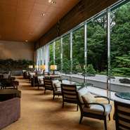 デート中のカフェタイムにも、待ち合わせの場所としても利用しやすいホテルのラウンジ。ホテルに宿泊する際に、早めに訪れ食事をするのもオススメです。車も電車も使いやすく、利便性の良さも魅力。