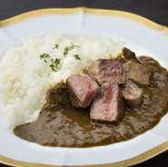 丁寧に仕上げた料理をよりおいしく見せるため、器選びからこだわります。定番の『ビーフカレー』には飽きの来ないプレートを。カフェラテには抹茶をいただくようなカップで提供されます。