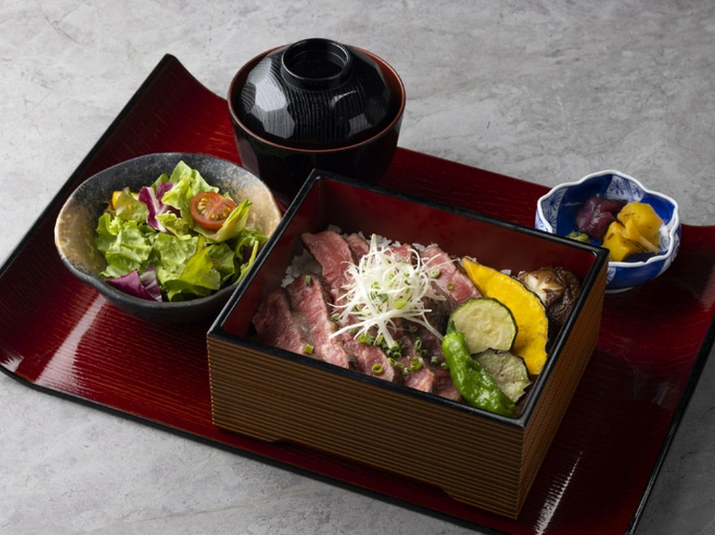 牛肉のおいしさを引き出すように仕上げた『美笑牛ステーキ御膳』