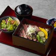 美笑牛は、千葉県のブランド牛。ミディアムレアに焼き上げた美笑牛を、ご飯が見えないほど敷き詰められています。肉質が柔らかく食べやすいため、老若男女問わず多くのゲストに好まれる一品。