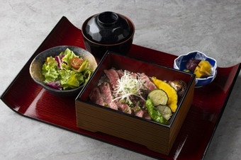 牛肉のおいしさを引き出すように仕上げた『美笑牛ステーキ御膳』