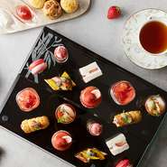 手のひらに乗せられるくらい、小さく可愛いスイーツが揃っています。一つ一つ丁寧につくり込まれているので、食べるのがもったいなく思えるほど。
※画像は一例です。内容は季節ごとに変わります。