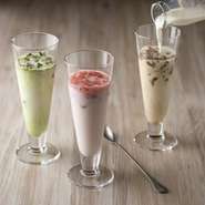 コーヒー、イチゴ、抹茶風味の3種をご用意。
それぞれの味の氷に牛乳を注いで完成する、見た目も楽しいドリンクです。
