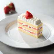 乳業メーカーの研究所を借り、探しあてた生クリームの味。生地との相性は？クリームの余韻は？苺を主役にできている？最高の脇役になっている？…などなど。料理人が、何度も試作を重ねてつくりあげました。