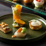 一皿ごとに、料理の色合いはもちろん使用する器にもこだわります。誰がも知っている食材の新しい使い方を見つけ、一つ完成させるごとにまた次の新しい一皿をつくりあげています。