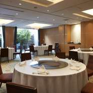 個室「白金」は、大広間として大人数のパーティー・会食にも対応できます。可動式のパーティションを備えているため、1卓10名までの小部屋としても利用可能。家族や友人と気兼ねのない時間を過ごせます。