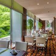 四川料理を代表する『麻婆豆腐』や定番の麺・飯メニュー、シェフのセンスが光る独創的な一皿など、世代を越えて楽しめる数々の美味。長寿のお祝いや入学・卒業など家族の大切な日にふさわしいレストランです。