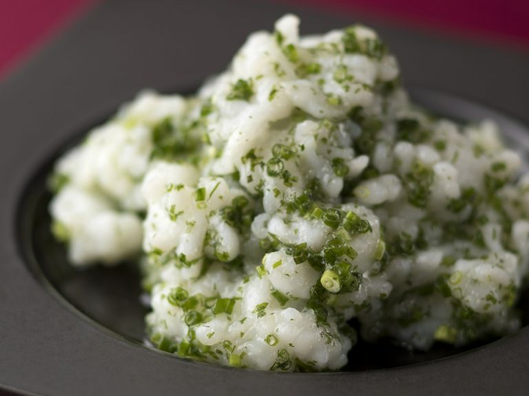 翡翠のような美しさを秘めたオリジナルメニュー『アオリイカの青ジソ炒め』