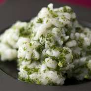 花切りして柔らかく仕上げたアオリイカと青ジソの風味が絶妙な料理。あっさりとした味わいで、圧倒的なオーダー率を誇ります。先代より受け継ぐ【中国料理　四川】の代表的メニューです。（中盆／小盆）