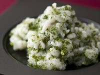 翡翠のような美しさを秘めたオリジナルメニュー『アオリイカの青ジソ炒め』