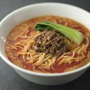 自家製の辣油と芝麻醤をベースにした四川を代表する汁そば。丁寧に手掛けている肉味噌がこだわりのポイントです。酸味を効かせる事で濃厚なスープの味わいに変化をもたらし、旨みを余すことなく堪能できます。