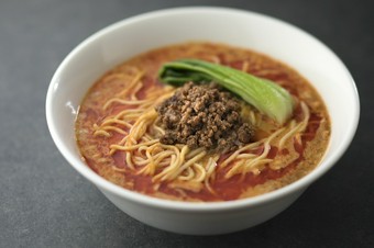 風味豊かな胡麻と程よい辛さがおいしさを引き立てる『胡麻味噌入り辛味汁そば（担々麺）』