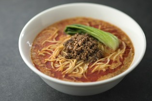 ほどよい酸味も感じる『胡麻味噌入り辛味汁そば（担々麺）』