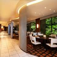 お一人様から50名規模の宴会まで、幅広いシーンで利用されています。普段使いできるランチ、接待・友人との食事会はもちろん、ハレの日にもふさわしいホテルレストランです。