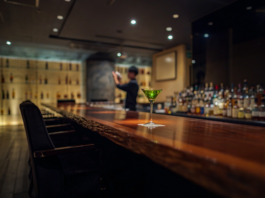 スタイリッシュな雰囲気を纏う大人の社交場