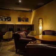 BGMに流れるクラシックジャズに耳を傾けながら、バーテンダーがつくり出すおいしいお酒を楽しめる隠れ家。リビングルーム・シガーラウンジなど、趣向を凝らした空間がくつろぎのひと時へといざないます。
