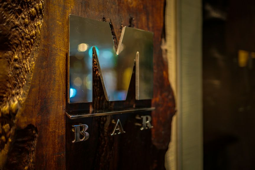 グラスを合わせ、特別な時をより深く刻んで