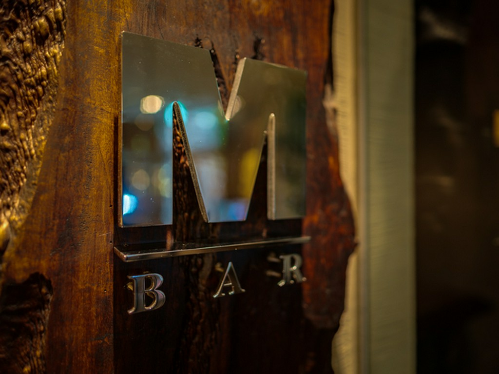 グラスを合わせ、特別な時をより深く刻んで