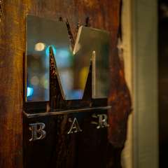 グラスを合わせ、特別な時をより深く刻んで