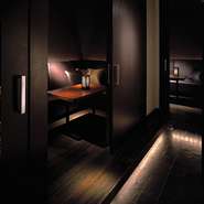 シックな店内に設えられた完全個室は全部で4室。6名までゆったりと座れる革張りのソファ席が備えられ、仄かな灯りが照らすプライベートな空間です。隣席を気にせず、会話やお酒を満喫できます。