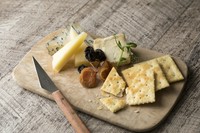 クラッカーに乗せても、そのまま味わってもお酒との絶妙なマリアージュを楽しませてくれます。スターターとして、軽めのおつまみとして愛される万能な一皿。