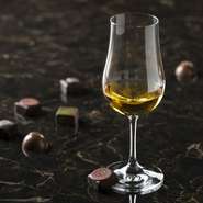 ホテルメイドのチョコレートとぜひ一緒に味わいたいのが、豊富なウイスキー。40種類以上の銘柄から選べるのが自慢。グラス・ボトルのいずれでもオーダー可能です。