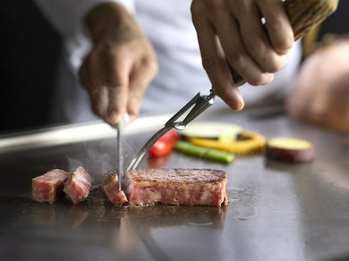 厳選された和牛を焼き上げる『鉄板焼』