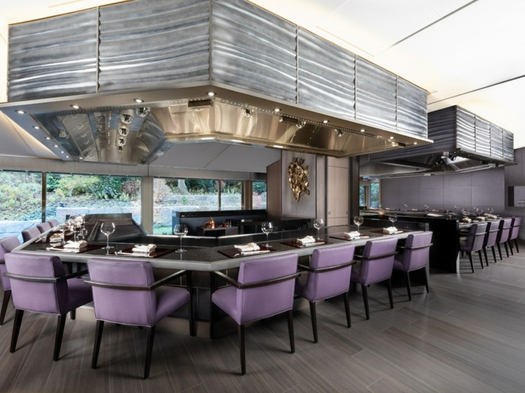 日本庭園を眺めながら味わう、ハイクラスな鉄板焼料理