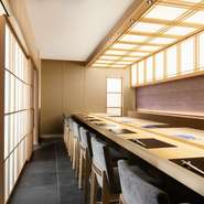 馴染みの酒店と密に連絡をとり、その時期ごとに仕入れる旬なお酒。料理やそれぞれのゲストの好みに合わせ、ソムリエが最適な一杯を提案してくれます。