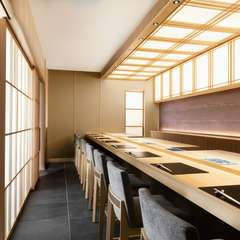 料理に合う日本酒やシャンパンを、ソムリエがペアリング