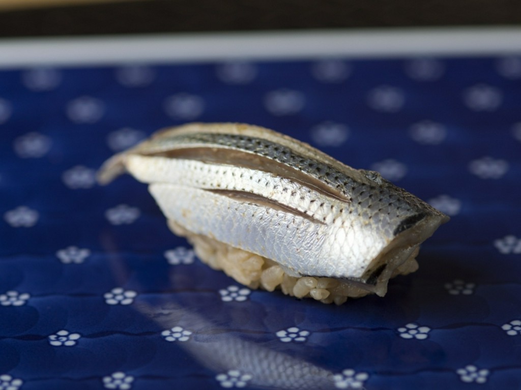 長時間熟成の赤酢を効かせた舎利で仕上げる『コハダ』