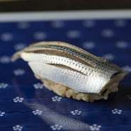 季節により選りすぐった漁港の魚を使用して握る『コハダ』。舎利には甕壺でじっくりと寝かせたオリジナルの赤酢を効かせるなど、妥協のない繊細な一貫です。