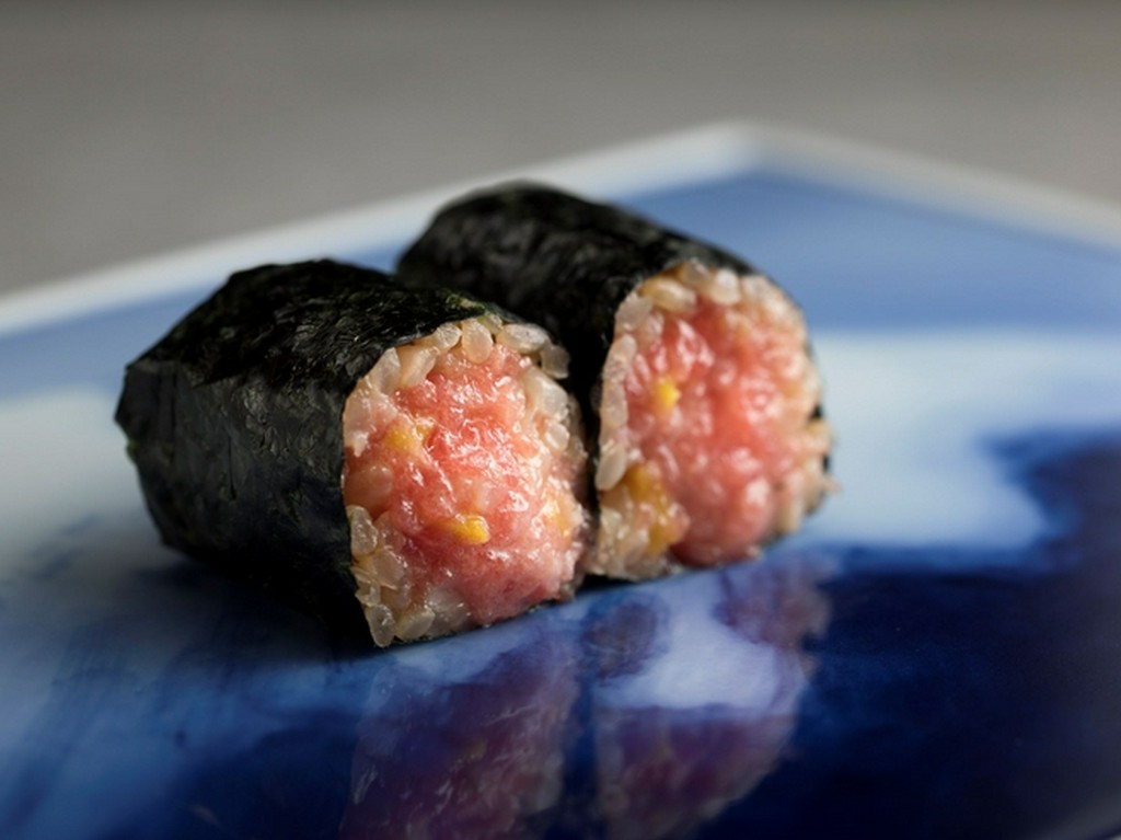 天然本鮪と舎利を黄金比で合わせた『トロたく』