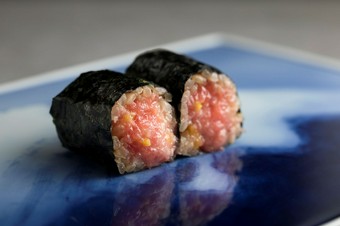 天然本鮪と舎利を黄金比で合わせた『トロたく』