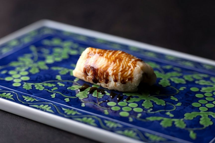 海の幸をこだわりの赤酢を効かせた舎利で握る『鮨』