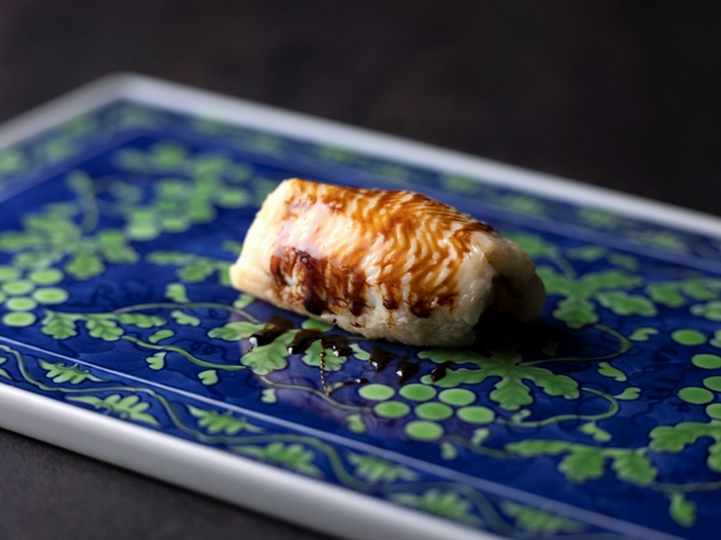 海の幸をこだわりの赤酢を効かせた舎利で握る『鮨』