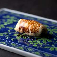 海の幸をこだわりの赤酢を効かせた舎利で握る『鮨』