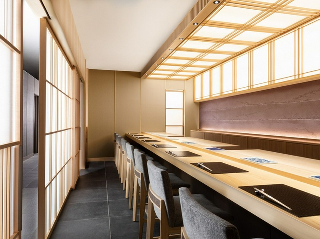 名店の粋を受け継ぐ本格鮨と、店の随所に輝く日本文化を堪能