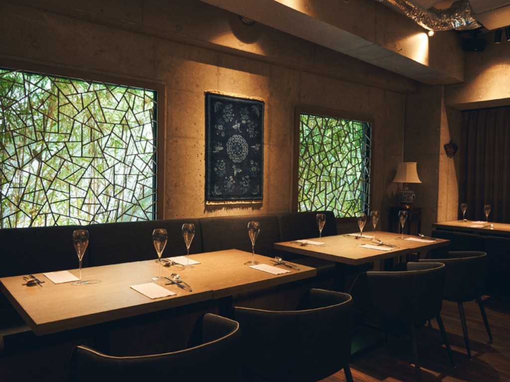 シェフのプライベートキッチンに招かれたような特別感が味わえる